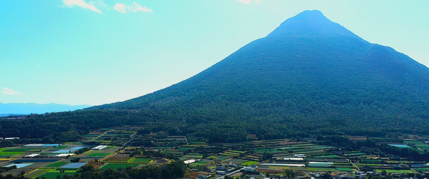山と街並みが映った航空写真