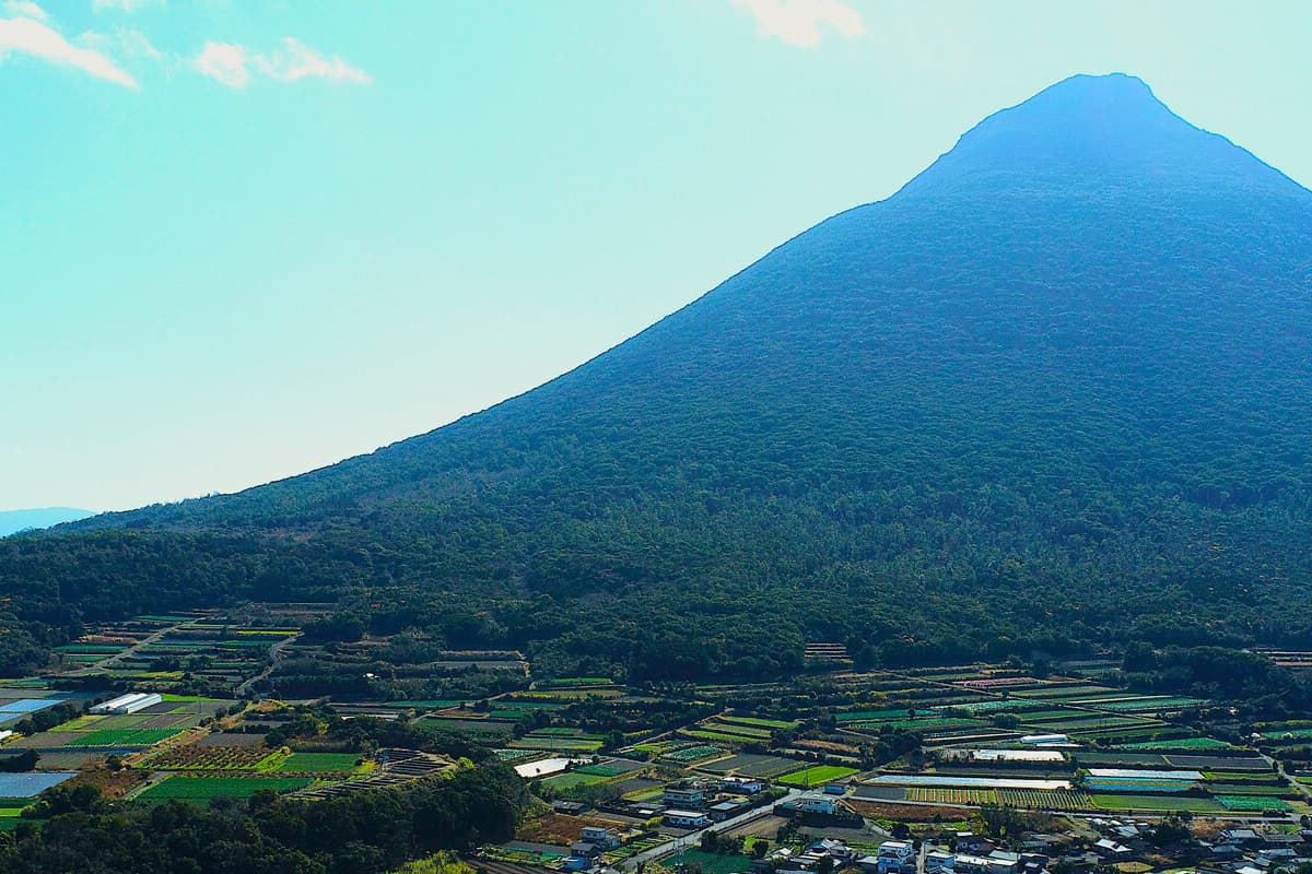 山と街並みが映った航空写真