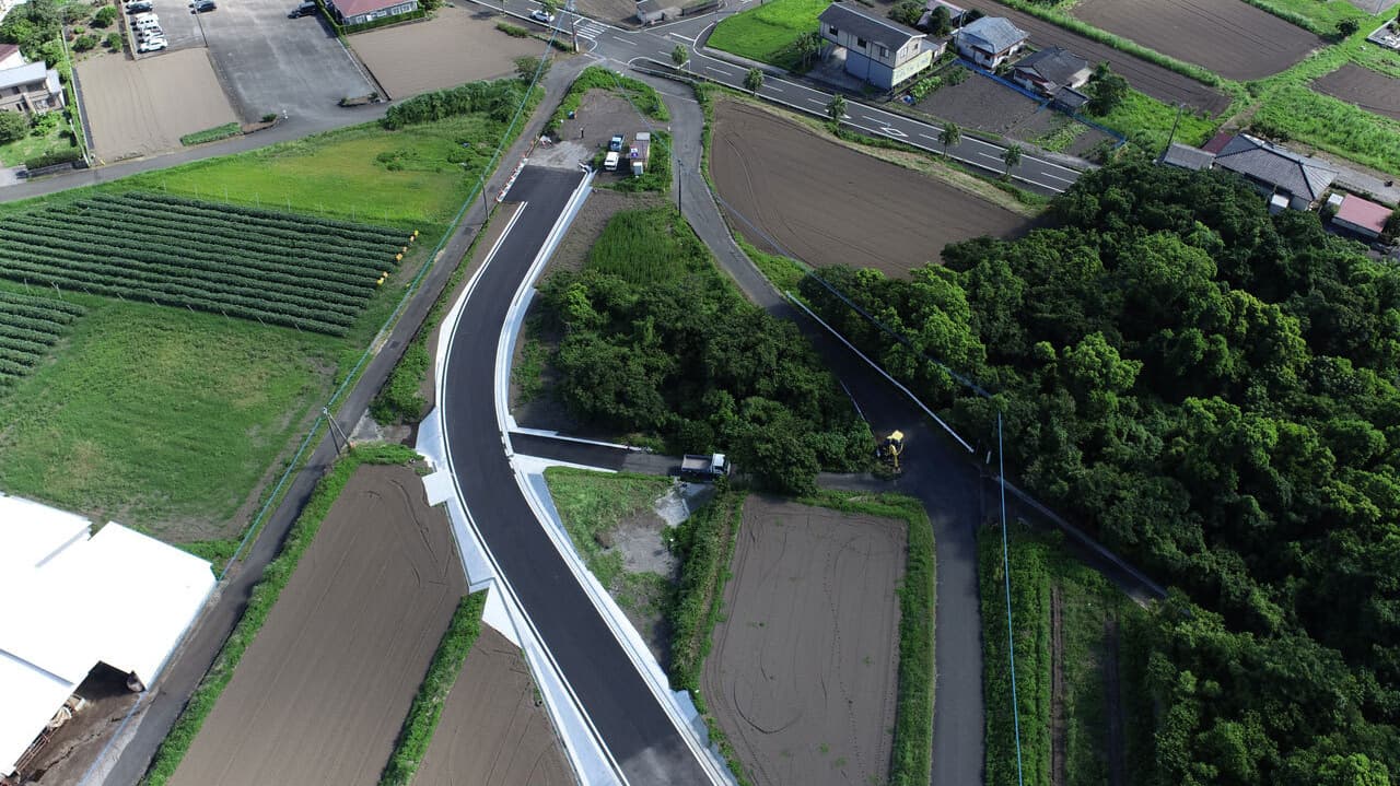 道路改良舗装工事の現場の空撮写真